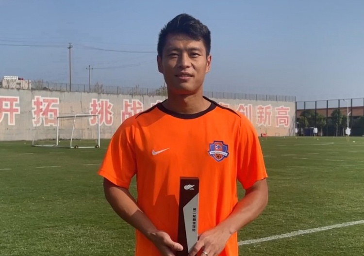 杨超声领取第二轮最佳球员奖杯:我们会继续加油,全力以赴