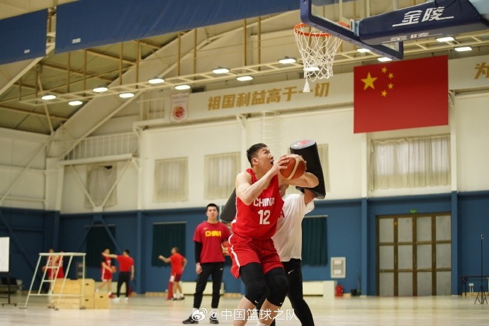 中国篮球之队官博:大块头 大能量 祝李炎哲25岁生日快乐!